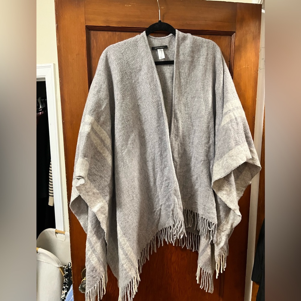 Banana Republic Gray Wool Blend Fringe Shawl EUC